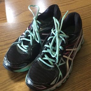 Women’s 8.5 ASICS Gel Tennis Shoes